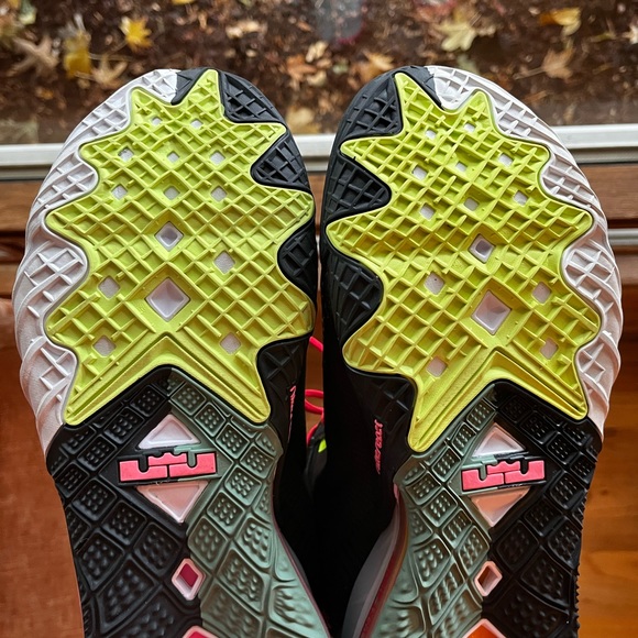 Nike LEBRON 18 LOW Bugs VS Marvin SPACE JAM Mens  CV7562-005 Sz 13 space jam - Picture 4 of 9